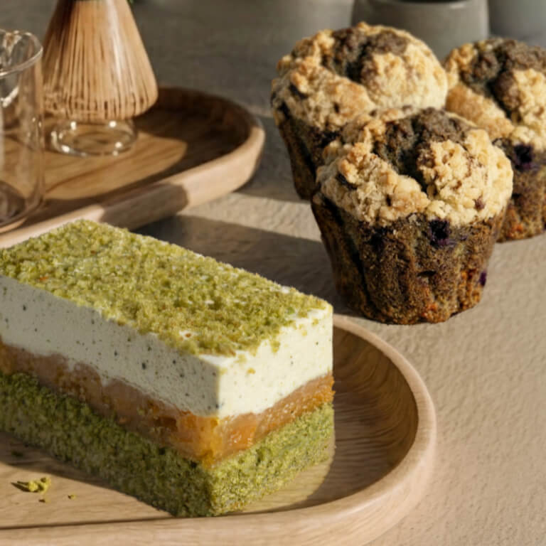Blackcurrant Matcha Muffin  - Artisanal biscuits - Pastries - Zdjęcie 1