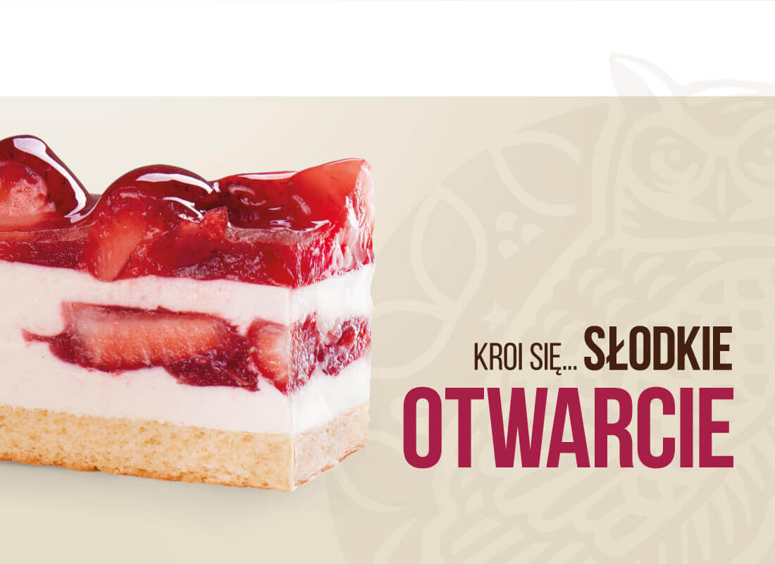 Kawałek ciasta z jasnym spodem, warstwą kremu i truskawkami w galaretce. Po prawej stronie napis: Kroi się... słodkie otwarcie. Tło w jasnych kolorach z subtelnym wzorem sowy.